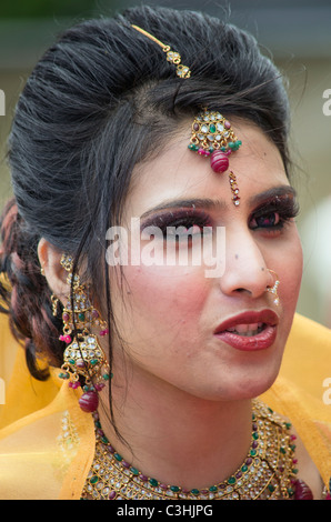 Une femme portant un saree au Baishakhi Mela à Londres Banque D'Images