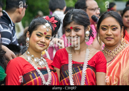 Femme portant un saree au Baishakhi Mela à Londres Banque D'Images