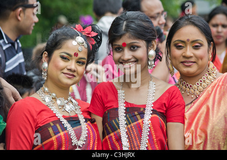 Femme portant un saree au Baishakhi Mela à Londres Banque D'Images