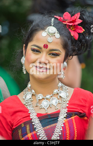 Une femme portant un saree au Baishakhi Mela à Londres Banque D'Images