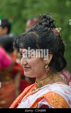 Une femme portant un saree au Baishakhi Mela à Londres Banque D'Images