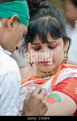 Une femme portant un saree au Baishakhi Mela à Londres Banque D'Images