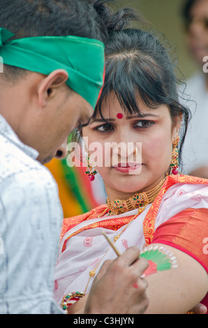 Une femme portant un saree au Baishakhi Mela à Londres Banque D'Images