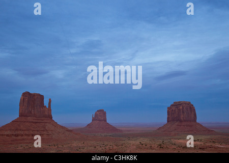 West Mitten Butte, East Mitten Butte et Merrick Butte au crépuscule dans la région de Monument Valley Navajo Tribal Park, Arizona, USA. Banque D'Images