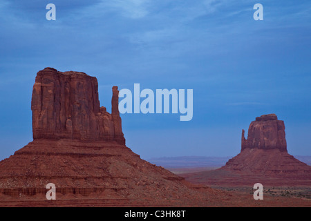 West Mitten Butte, East Mitten Butte et (Les mitaines) au crépuscule dans Monument Valley Navajo Tribal Park, Arizona, USA. Banque D'Images