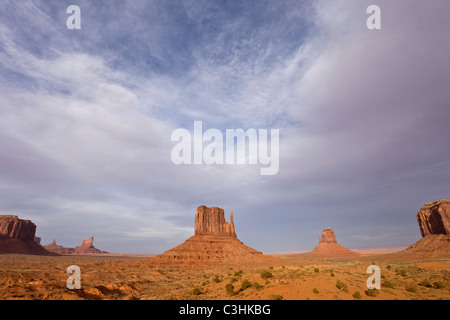 Monument Valley Navajo Tribal Park qui s'étend sur la frontière entre l'Arizona et l'Utah dans le sud-ouest des États-Unis. Banque D'Images