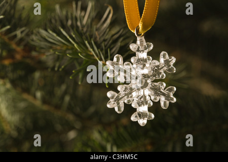 Close-up view of silver star hanging on Christmas Tree Banque D'Images