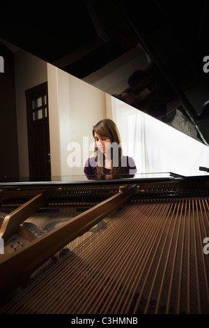 Young woman playing piano Banque D'Images