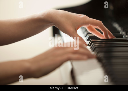 Jeune femme mains jouer du piano Banque D'Images