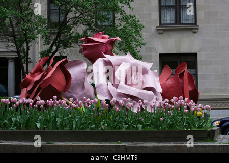 Sculptures d'art public nommé 'Les Roses' par Will Ryman sur Park Avenue à New York City's Upper East side quartier. Banque D'Images