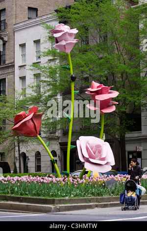 Sculptures d'art public nommé 'Les Roses' par Will Ryman sur Park Avenue à New York City's Upper East side quartier. Banque D'Images