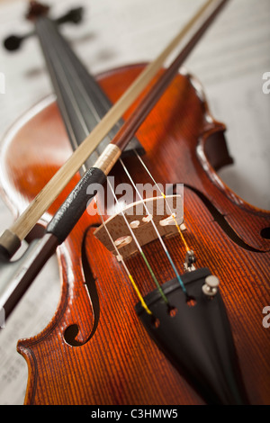 Close-up of violin sur Sheet Music Banque D'Images