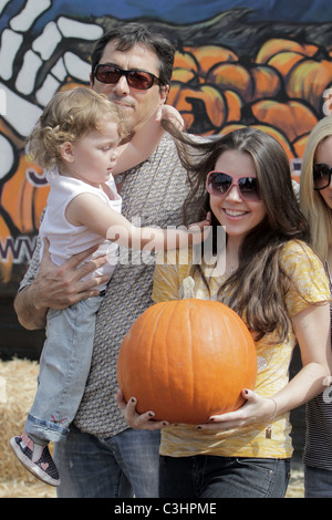 Scott Baio avec sa fille Bailey DeLuca et belle-fille visites M. Bones Citrouille West Hollywood, Californie - Banque D'Images