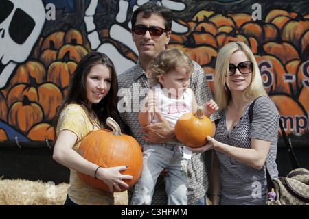 Scott Baio, épouse Renée Sloan avec leurs filles visiter M. Bones Citrouille West Hollywood, Californie - 18.10.09 Banque D'Images