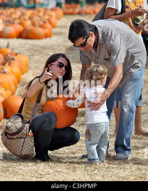 Scott Baio avec sa fille Bailey DeLuca et belle-fille visites M. Bones Citrouille West Hollywood, Californie - Banque D'Images