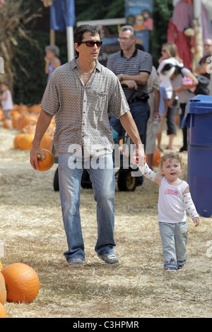 Scott Baio avec sa fille Bailey DeLuca visites M. Bones Citrouille West Hollywood, Californie - 18.10.09 Banque D'Images