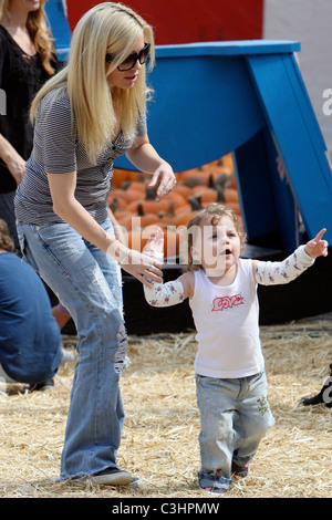 Renee Sloan avec sa fille Bailey DeLuca visites M. Bones Citrouille West Hollywood, Californie - 18.10.09 Banque D'Images