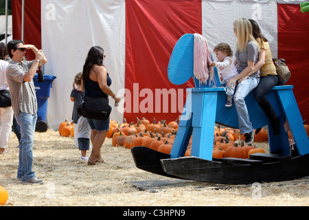 Scott Baio, épouse Renée Sloan avec leurs filles visiter M. Bones Citrouille West Hollywood, Californie - 18.10.09 Banque D'Images