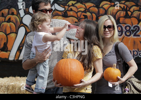 Scott Baio, épouse Renée Sloan avec leurs filles visiter M. Bones Citrouille West Hollywood, Californie - 18.10.09 Banque D'Images