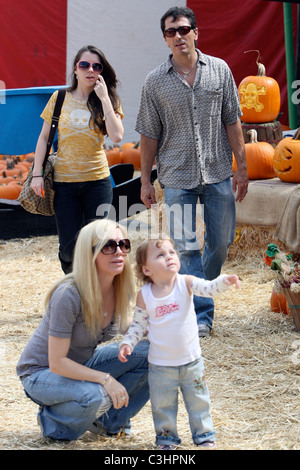 Scott Baio, épouse Renée Sloan avec leurs filles visiter M. Bones Citrouille West Hollywood, Californie - 18.10.09 Banque D'Images