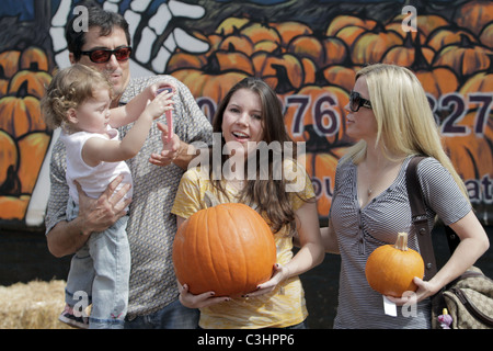 Scott Baio, épouse Renée Sloan avec leurs filles visiter M. Bones Citrouille West Hollywood, Californie - 18.10.09 Banque D'Images