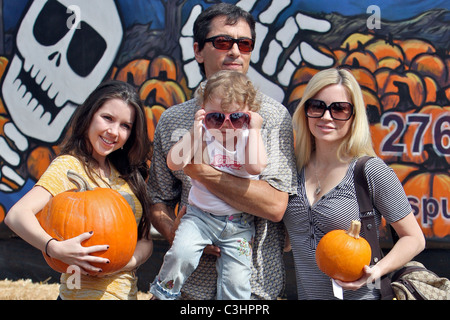 Scott Baio, épouse Renée Sloan avec leurs filles visiter M. Bones Citrouille West Hollywood, Californie - 18.10.09 Banque D'Images