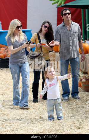 Scott Baio, épouse Renée Sloan avec leurs filles visiter M. Bones Citrouille West Hollywood, Californie - 18.10.09 Banque D'Images