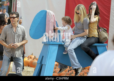 Scott Baio, épouse Renée Sloan avec leurs filles visiter M. Bones Citrouille West Hollywood, Californie - 18.10.09 Banque D'Images