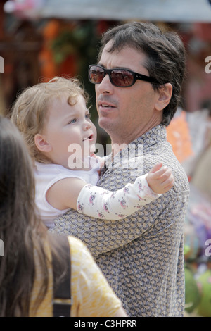 Scott Baio avec sa fille Bailey DeLuca visites M. Bones Citrouille West Hollywood, Californie - 18.10.09 Banque D'Images