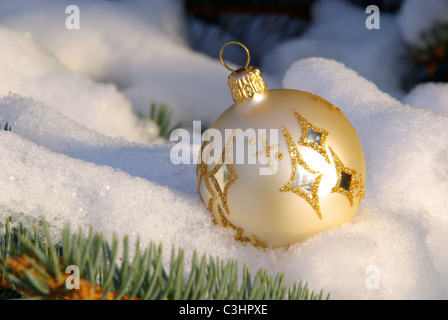 Weihnachtskugel im Schnee - Boule de Noël dans la neige 01 Banque D'Images