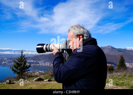 Photographe de la nature avec un appareil photo numérique en haut de la montagne, de l'Épire, la Grèce du Nord. (Près de le canyon de Vikos) Banque D'Images