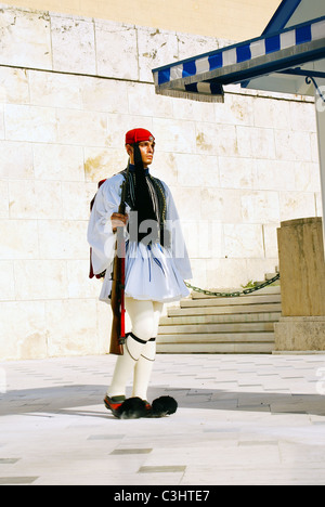 Athènes, Grèce - 17 juin : Evzones sitting on garde à l'avant du Parlement grec le 17 juin 2007 à Athènes, Grèce. Banque D'Images