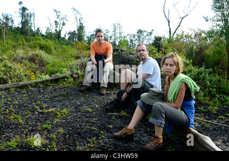 Les randonneurs fatigués l'escalade des pentes abruptes du mont Nyiragongo dans le Parc National des Virunga, l'est de la République démocratique du Congo. Banque D'Images