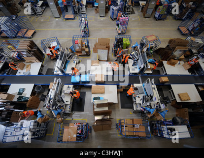 Le détaillant en ligne Amazon's Centre de distribution à Swansea, Pays de Galles du Sud. L 'emballage sortants' domaine dans lequel les clients commandes sont Banque D'Images