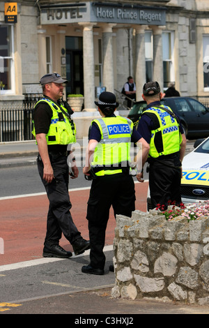 Agents de service spécialisé à Weymouth lors d'une manifestation de l'EDL Banque D'Images