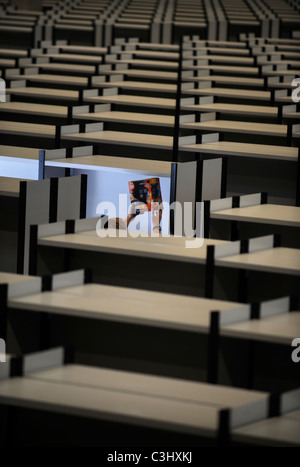 Le détaillant en ligne Amazon's Centre de distribution à Swansea, Pays de Galles du Sud - un employé commence à remplir les étagères de l''Ses H Banque D'Images