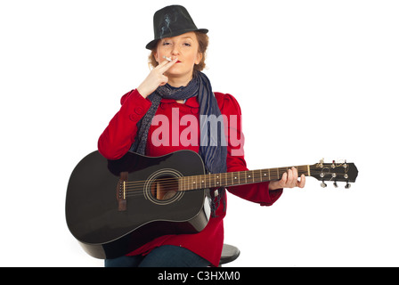 Retro femme avec chapeau noir fumeurs de cigarette et jouer la guitare isolé sur fond blanc Banque D'Images