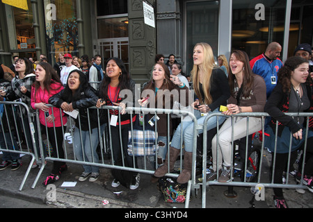 Sur la ligne d'attente des fans de rencontrer Tokio Hotel à Best Buy New York City, USA - 21.10.09 Banque D'Images