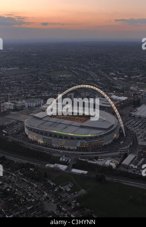 Le stade de Wembley vue aérienne au crépuscule Banque D'Images