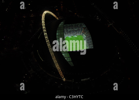 Vue aérienne du stade de Wembley en Angleterre lors d'un match de football de nuit prise depuis un hélicoptère Banque D'Images