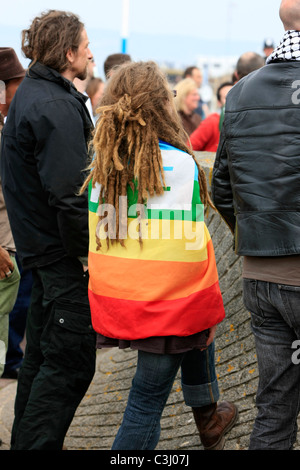 Membre féminin de l'AFL drapé dans son drapeau officiel multi-couleur Banque D'Images