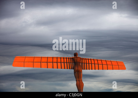 L'Ange du Nord en face d'un ciel nuageux, Gateshead, Royaume-Uni. Banque D'Images