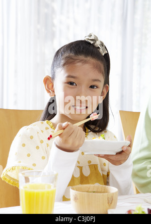 Girl eating chirashi sushi Banque D'Images