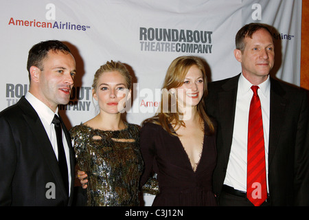 Jonny Lee Miller, Sienna Miller, marin de l'Irlande et Mark Brokaw party d'ouverture de la pièce de Broadway après "Mademoiselle Julie" à Banque D'Images