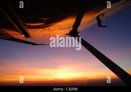 Coucher de réflexion sur Cessna 172 aile pendant un vol sur le Luxembourg Pays. Banque D'Images