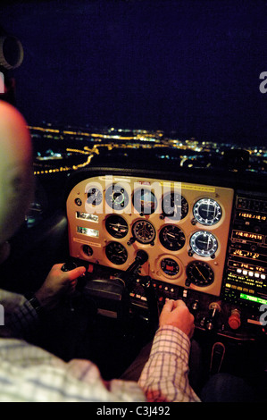 Vol VFR de nuit dans un petit avion Cessna 172 sur le Luxembourg ville Banque D'Images