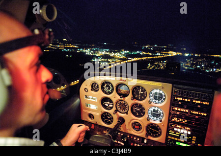 Vol VFR de nuit dans un petit avion Cessna 172 sur le Luxembourg ville Banque D'Images