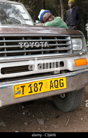 La plaque d'immatriculation jaune sur une Toyota Landcruiser en Tanzanie. Banque D'Images