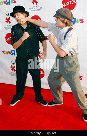 Dylan et Cole Sprouse occupe les enfants touchés par le sida 16e Congrès annuel de fondations Dream Halloween à Barker Hanger Santa Banque D'Images