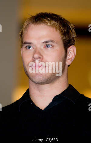 Kellan Lutz "La Saga Twilight : New Moon' stars rencontrez fans et signer des autographes au sujet chaud dans la Westfield Fox Valley Mall Banque D'Images